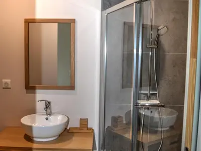 Salle de bains dans l'établissement Maison de plain-pied, cour et jardin privé, proche sites touristiques, idéale familles ou amis - FR-1-381-480