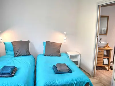 Un ou plusieurs lits dans un hébergement de l'établissement Maison de plain-pied, cour et jardin privé, proche sites touristiques, idéale familles ou amis - FR-1-381-480