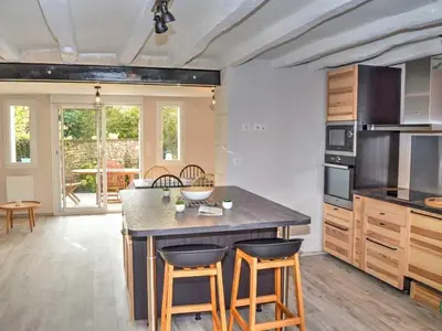 Cuisine ou kitchenette dans l'établissement Maison de plain-pied, cour et jardin privé, proche sites touristiques, idéale familles ou amis - FR-1-381-480
