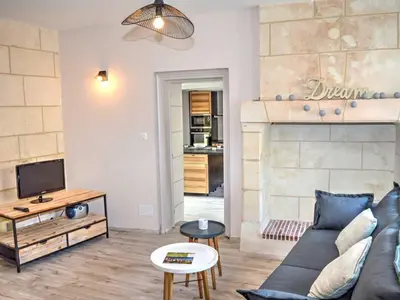 Télévision ou salle de divertissement dans l'établissement Maison de plain-pied, cour et jardin privé, proche sites touristiques, idéale familles ou amis - FR-1-381-480