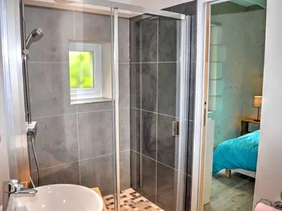 Salle de bains dans l'établissement Maison de plain-pied, cour et jardin privé, proche sites touristiques, idéale familles ou amis - FR-1-381-480