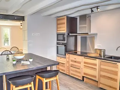 Cuisine ou kitchenette dans l'établissement Maison de plain-pied, cour et jardin privé, proche sites touristiques, idéale familles ou amis - FR-1-381-480