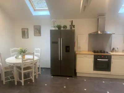 Cuisine ou kitchenette dans l'établissement La Douce France Trianon