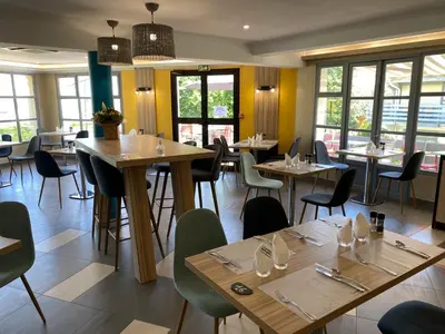 Restaurant ou autre lieu de restauration dans l'établissement Campanile Saumur