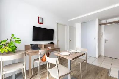 Télévision ou salle de divertissement dans l'établissement Appart'City Confort Le Mans Centre