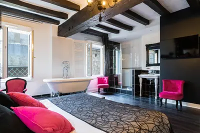 Un ou plusieurs lits dans un hébergement de l'établissement Logis Hotel Restaurant Le Cheval Blanc