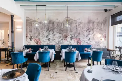 Restaurant ou autre lieu de restauration dans l'établissement Logis Hotel Restaurant Le Cheval Blanc