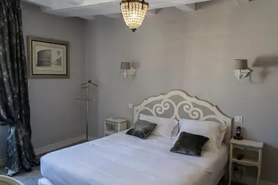 Un ou plusieurs lits dans un hébergement de l'établissement Logis Hotel Restaurant Le Cheval Blanc