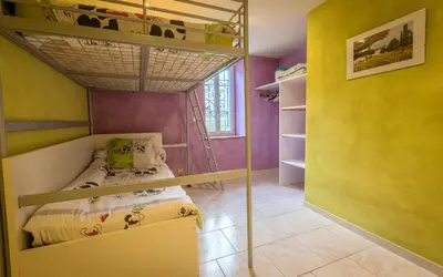 Un ou plusieurs lits dans un hébergement de l'établissement Maison charmante en campagne à Mouterre-Silly, Jardin, Terrasse.