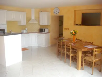 Cuisine ou kitchenette dans l'établissement Maison charmante en campagne à Mouterre-Silly, Jardin, Terrasse.