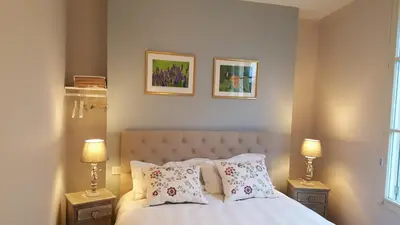 Un ou plusieurs lits dans un hébergement de l'établissement Hôtel Chez Jacqueline