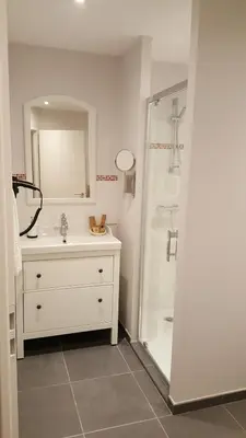 Salle de bains dans l'établissement Hôtel Chez Jacqueline
