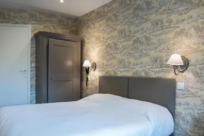 Un ou plusieurs lits dans un hébergement de l'établissement Logis Hôtel Auberge du Port des Roches