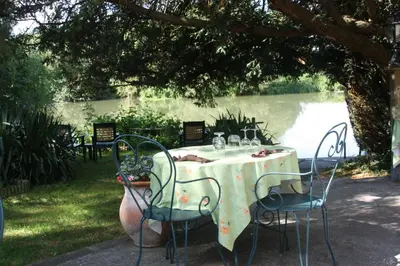 Jardin de l'établissement Logis Hôtel Auberge du Port des Roches