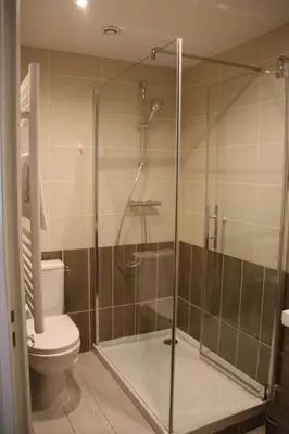 Salle de bains dans l'établissement Logis Hôtel Auberge du Port des Roches