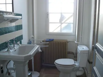 Salle de bains dans l'établissement Le Petit Bois