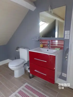 Salle de bains dans l'établissement Le Troglo des Renaudières