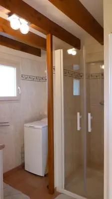 Salle de bains dans l'établissement l'Ecrin au coeur des vignes