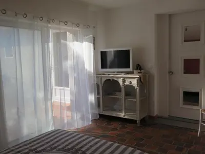 Télévision ou salle de divertissement dans l'établissement chez Annick