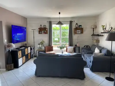 Télévision ou salle de divertissement dans l'établissement Chez Christophe et Cécile sur le circuit des 24 heures du Mans