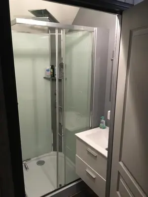 Salle de bains dans l'établissement Chez Christophe et Cécile sur le circuit des 24 heures du Mans