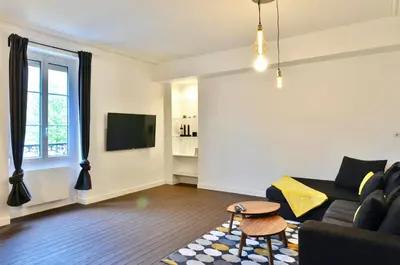 Télévision ou salle de divertissement dans l'établissement Appart Hotel NuitéeJour Le Mans Centre Jaurès