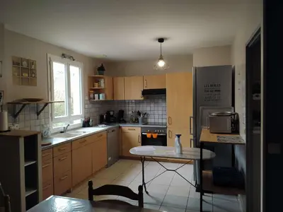 Cuisine ou kitchenette dans l'établissement La Tribu d'Asato-Beauval 5 ch grand jardin et parking privé