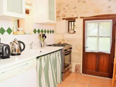Cuisine ou kitchenette dans l'établissement Gîte de charme du XVIIIe avec jardin, proche des châteaux et vignobles de Touraine, équipements inclus - FR-1-381-365