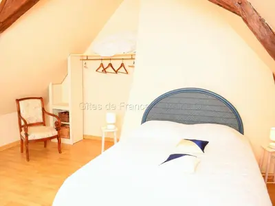 Un ou plusieurs lits dans un hébergement de l'établissement Gîte de charme du XVIIIe avec jardin, proche des châteaux et vignobles de Touraine, équipements inclus - FR-1-381-365