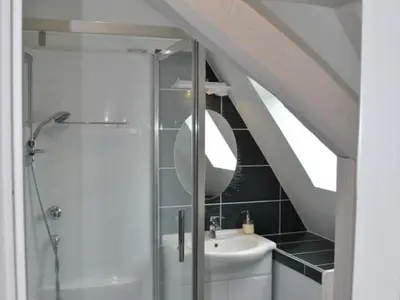 Salle de bains dans l'établissement Gîte de charme en Touraine avec clim, jardin et toutes commodités incluses, proche Châteaux de la Loire - FR-1-381-102