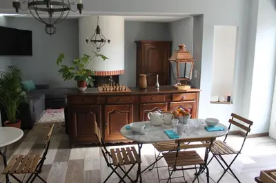 Télévision ou salle de divertissement dans l'établissement Domaine de Praline l'ensemble