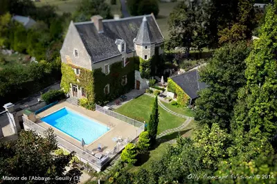 Piscine de l'établissement Chinon Manoir de l'Abbaye ou située à proximité