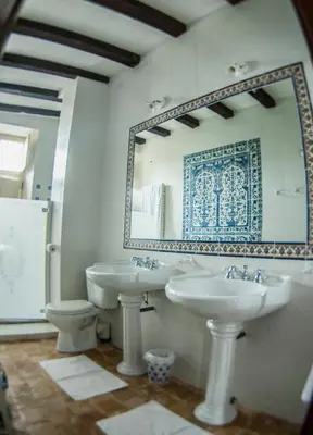 Salle de bains dans l'établissement Chinon Manoir de l'Abbaye