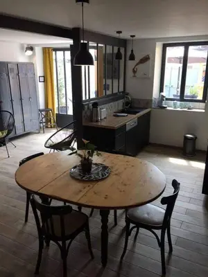 Cuisine ou kitchenette dans l'établissement le gite de Jules