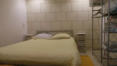 Un ou plusieurs lits dans un hébergement de l'établissement maison troglodyte