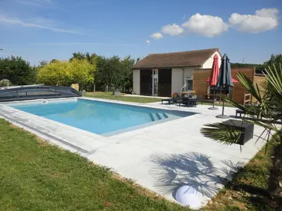 Piscine de l'établissement Le Hameau du Peu ou située à proximité