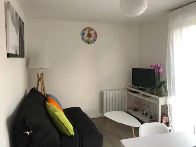 Télévision ou salle de divertissement dans l'établissement Le Hameau du Peu