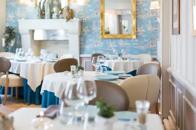 Restaurant ou autre lieu de restauration dans l'établissement Logis Hôtels Restaurant La Mère Hamard