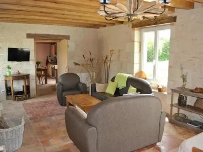 Télévision ou salle de divertissement dans l'établissement Maison de Vigneron Restaurée avec Jardin Clos, Équipement Complet, au Cœur d'une Forêt - FR-1-381-218