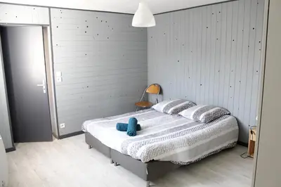 Un ou plusieurs lits dans un hébergement de l'établissement Maison charmante à Saint-Patrice avec jardin privé