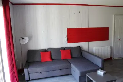 Coin salon dans l'établissement Maison charmante à Saint-Patrice avec jardin privé