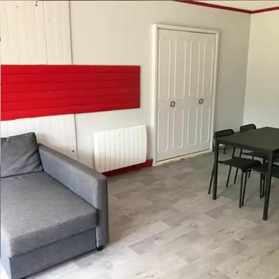 Coin salon dans l'établissement Maison charmante à Saint-Patrice avec jardin privé