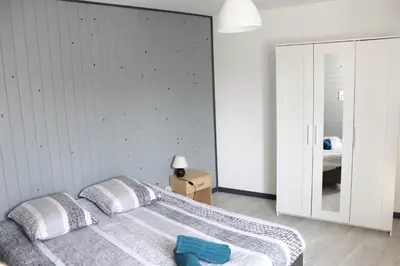 Un ou plusieurs lits dans un hébergement de l'établissement Maison charmante à Saint-Patrice avec jardin privé