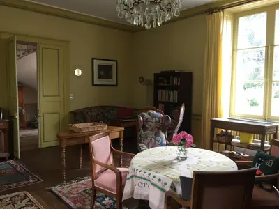 Coin salon dans l'établissement Château de Pintray