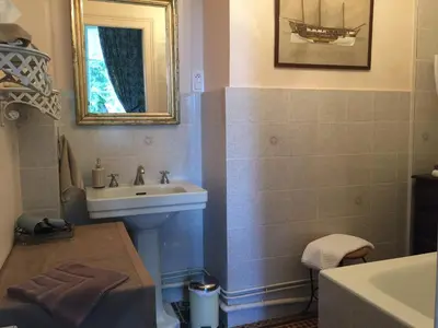 Salle de bains dans l'établissement Château de Pintray