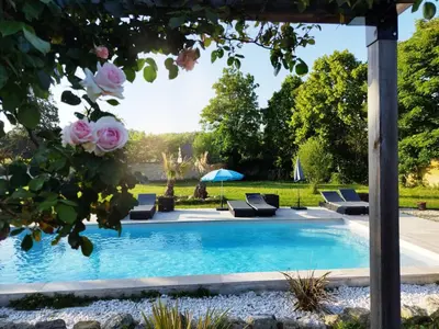 Piscine de l'établissement Le Clos de la Commanderie ou située à proximité