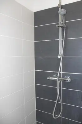 Salle de bains dans l'établissement LE PETIT SARMENTIN