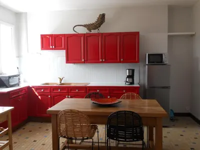 Cuisine ou kitchenette dans l'établissement LE PETIT SARMENTIN