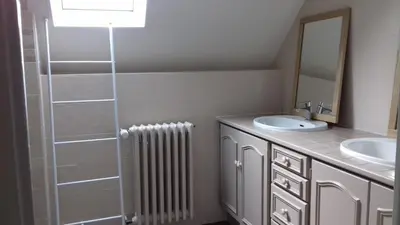Salle de bains dans l'établissement Grand appartement tout confort proche de CHAMBORD