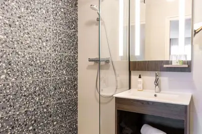 Salle de bains dans l'établissement Best Western Plus l'Artist Hotel